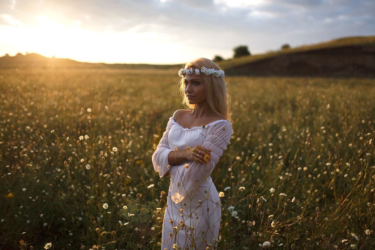 Girls in Slavic costumes in Tirana